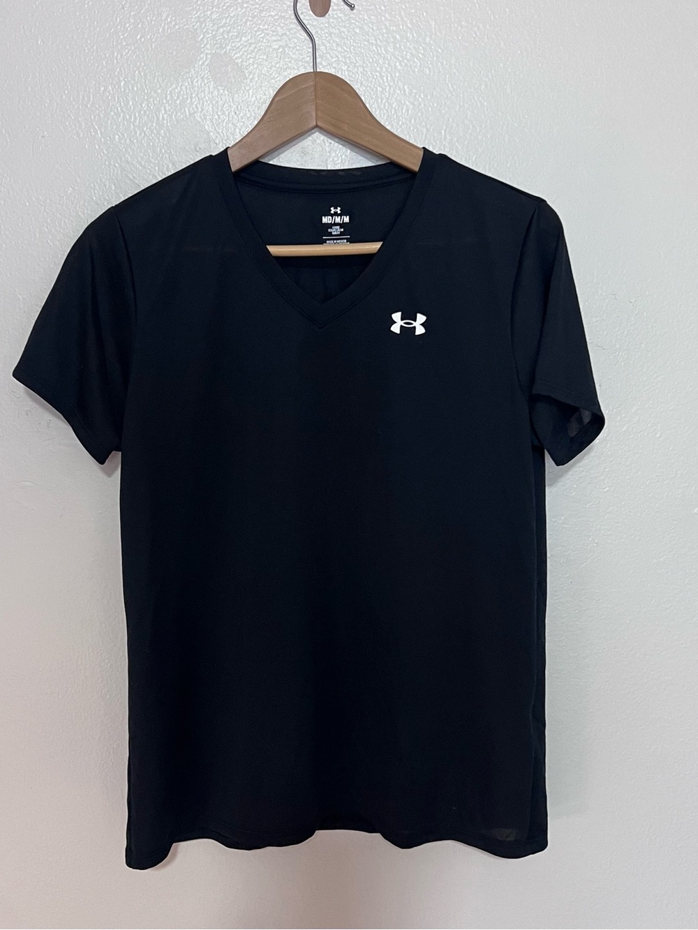 Women's MEDIUM Under Armour BLACK Heat Gear V-Neck Short Athletic Sleeve Shirt
